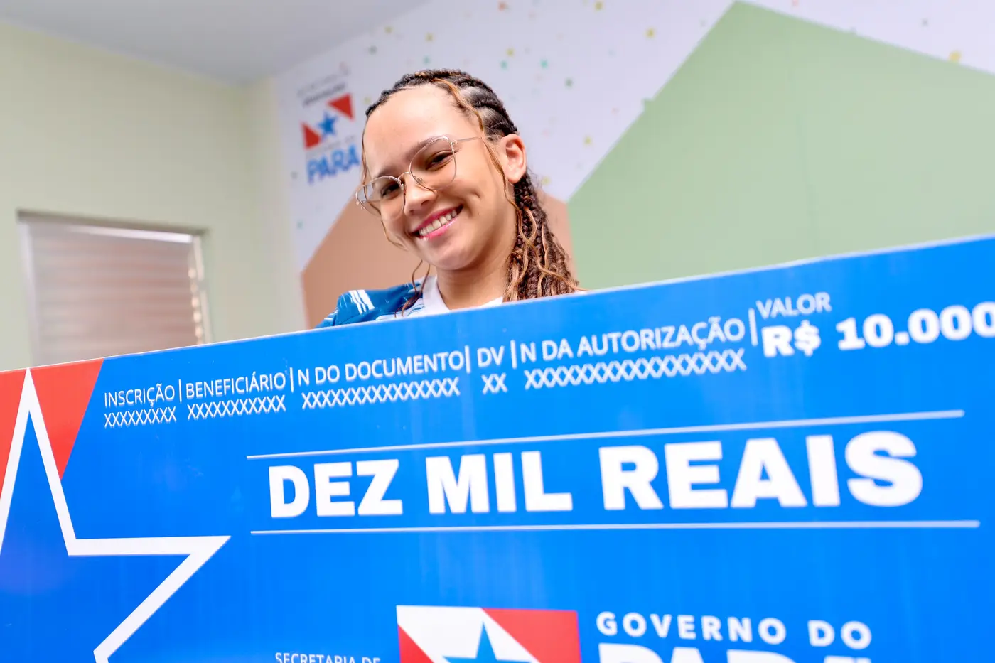 A estudante Aurislane Oliveira se emociona ao receber o benefício do programa Bora Estudar após ser premiada por seu desempenho escolar - Foto: Bruno Cruz / Ag. Pará A estudante Aurislane Oliveira se emociona ao receber o benefício do programa Bora Estudar após ser premiada por seu desempenho escolar - Foto: Bruno Cruz / Ag. Pará