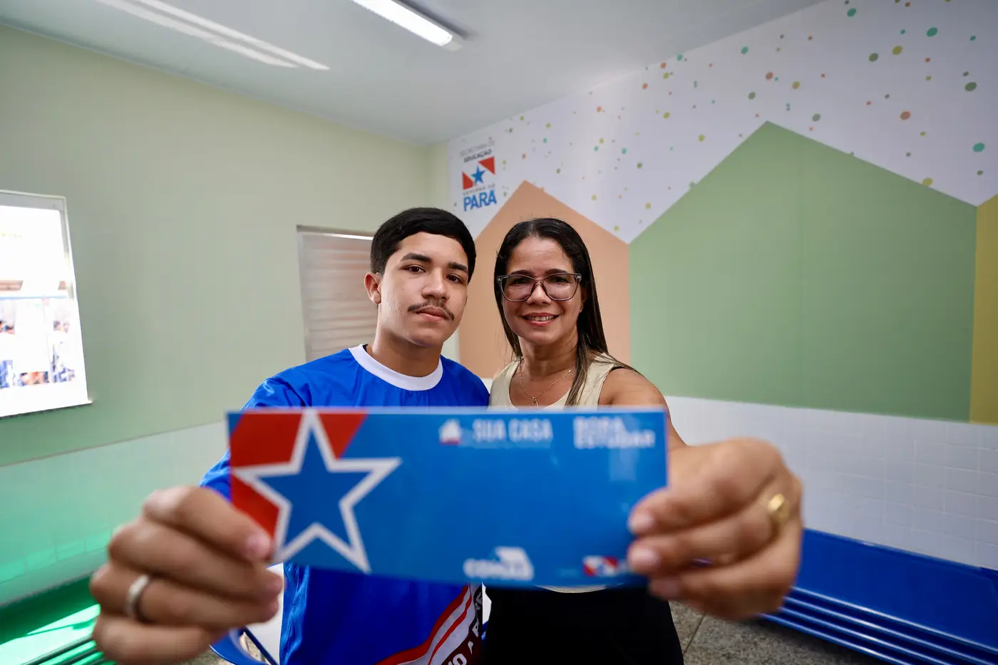 O estudante Gustavo Silva Oliveira, ao lado da mãe, Rosineide Abreu, exibe o prêmio do Bora Estudar e destaca o incentivo que o programa traz para a dedicação aos estudos em Concórdia do Pará - Foto: Bruno Cruz / Ag. Pará O estudante Gustavo Silva Oliveira, ao lado da mãe, Rosineide Abreu, exibe o prêmio do Bora Estudar e destaca o incentivo que o programa traz para a dedicação aos estudos em Concórdia do Pará - Foto: Bruno Cruz / Ag. Pará