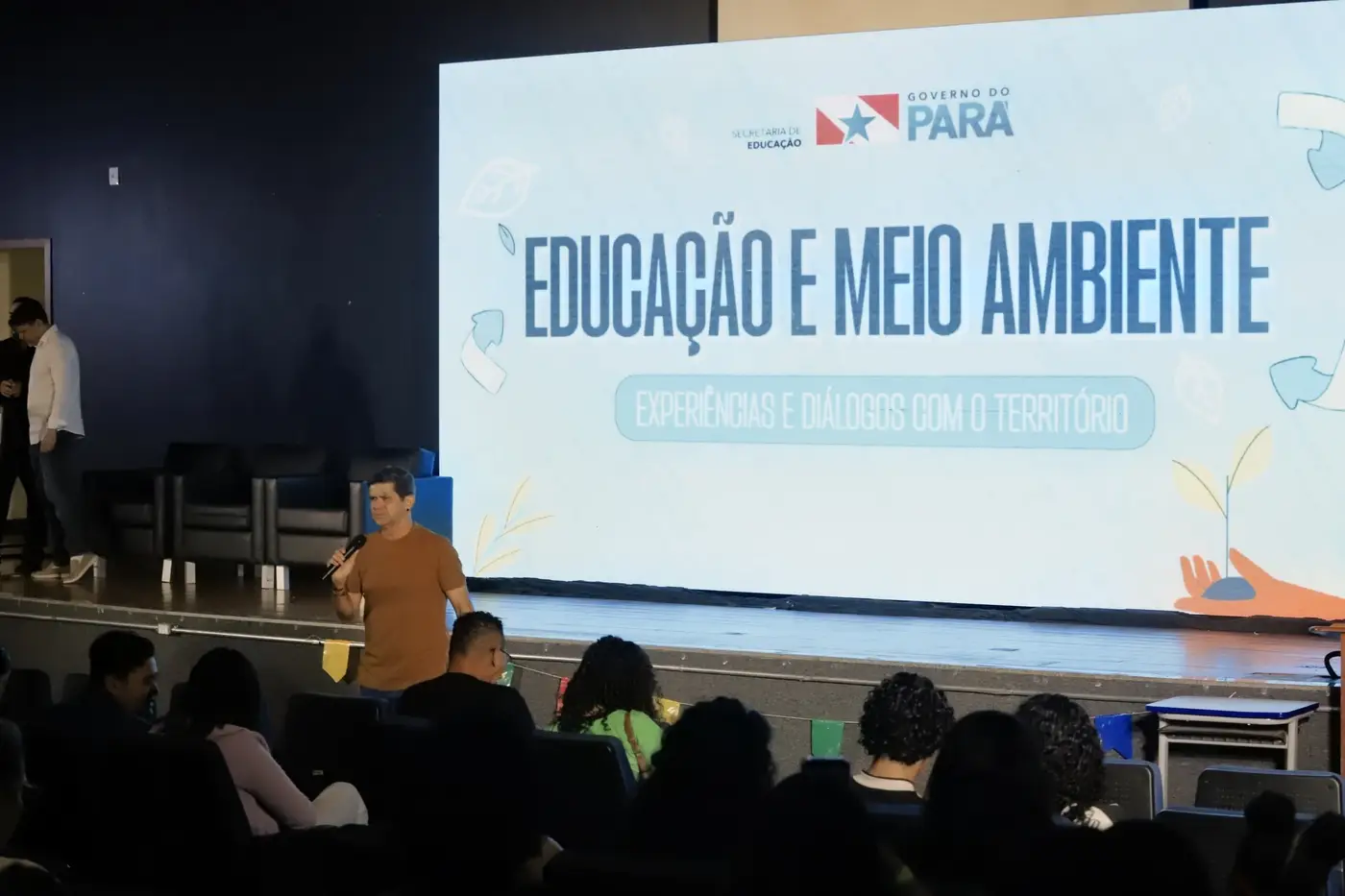 Professor de Biologia, Ângelo Moreira, utiliza a música e paródias temáticas para ensinar preservação ambiental e sustentabilidade de forma divertida - Foto: Eliseu Dias / Ncom Seduc Professor de Biologia, Ângelo Moreira, utiliza a música e paródias temáticas para ensinar preservação ambiental e sustentabilidade de forma divertida - Foto: Eliseu Dias / Ncom Seduc