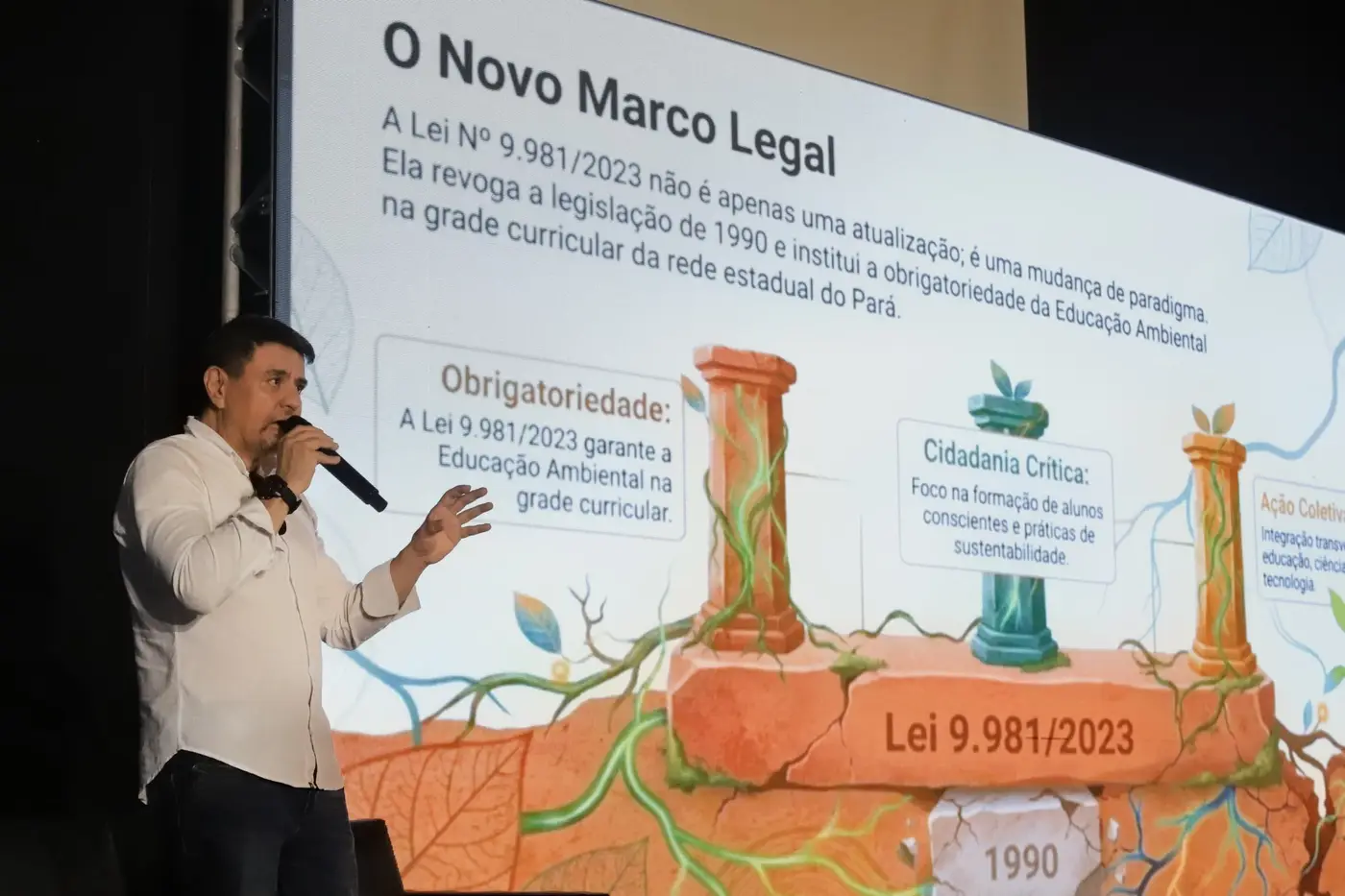 Coordenador de Educação Ambiental da Seduc, Mauro Tavares, apresenta os avanços das ações de sustentabilidade na rede pública de ensino - Foto: Eliseu Dias / Ncom Seduc Coordenador de Educação Ambiental da Seduc, Mauro Tavares, apresenta os avanços das ações de sustentabilidade na rede pública de ensino - Foto: Eliseu Dias / Ncom Seduc