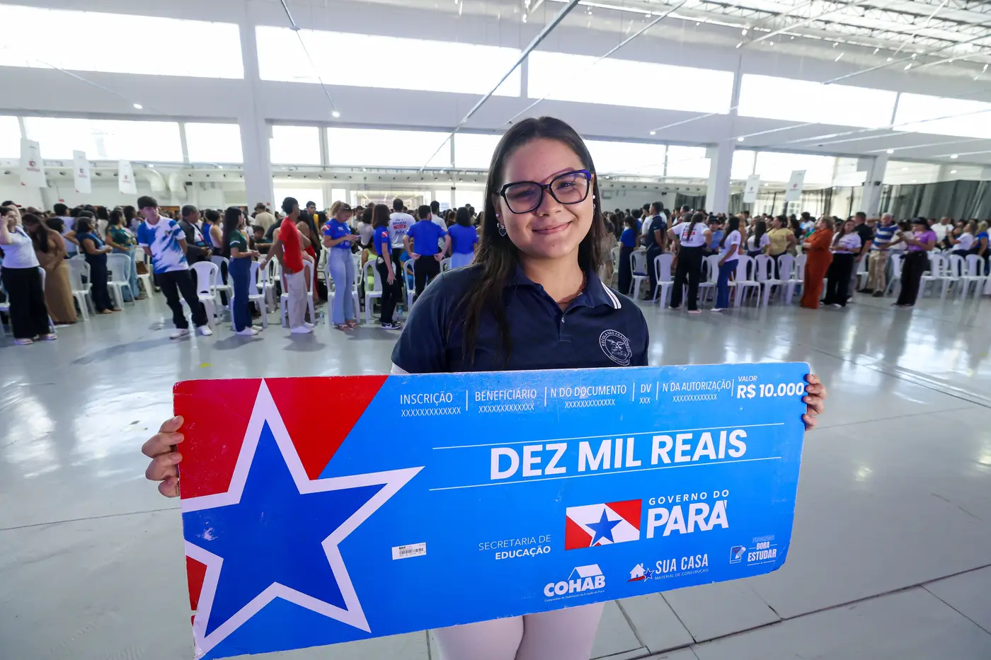 Estudantes da rede pública estadual celebraram a conquista do cheque do programa Bora Estudar, que premia o desempenho escolar com R$ 10 mil - Foto: Bruno Cruz / Ag. Pará Estudantes da rede pública estadual celebraram a conquista do cheque do programa Bora Estudar, que premia o desempenho escolar com R$ 10 mil - Foto: Bruno Cruz / Ag. Pará