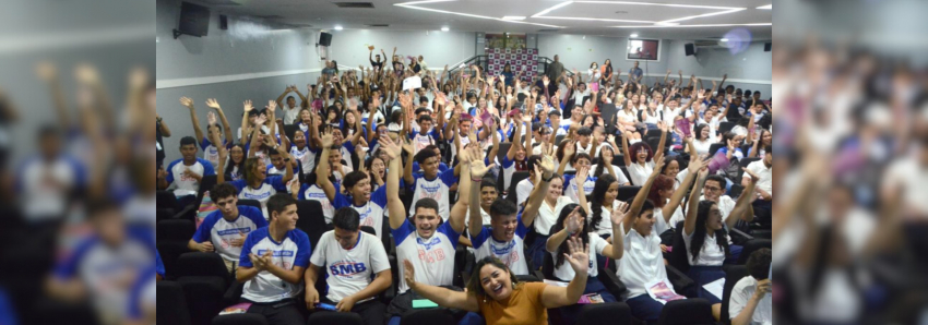 Foto: Estudantes da rede pública de ensino participam de 'aulão' preparatório ao Enem