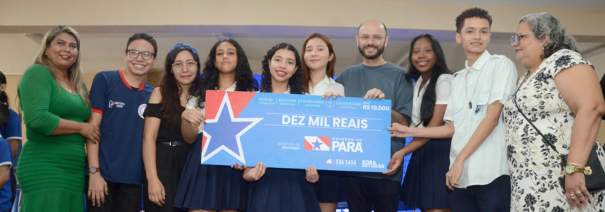 Foto: Estado entrega cheques de R$ 10 mil para 257 alunos com nota acima de 900 no Enem