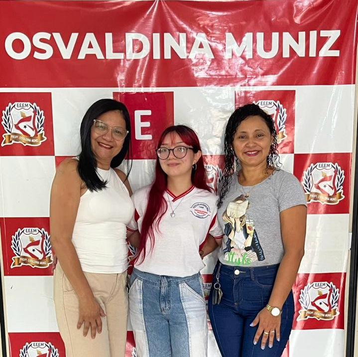 Diretora Patrícia, estudante Letícia e professora Gisély 