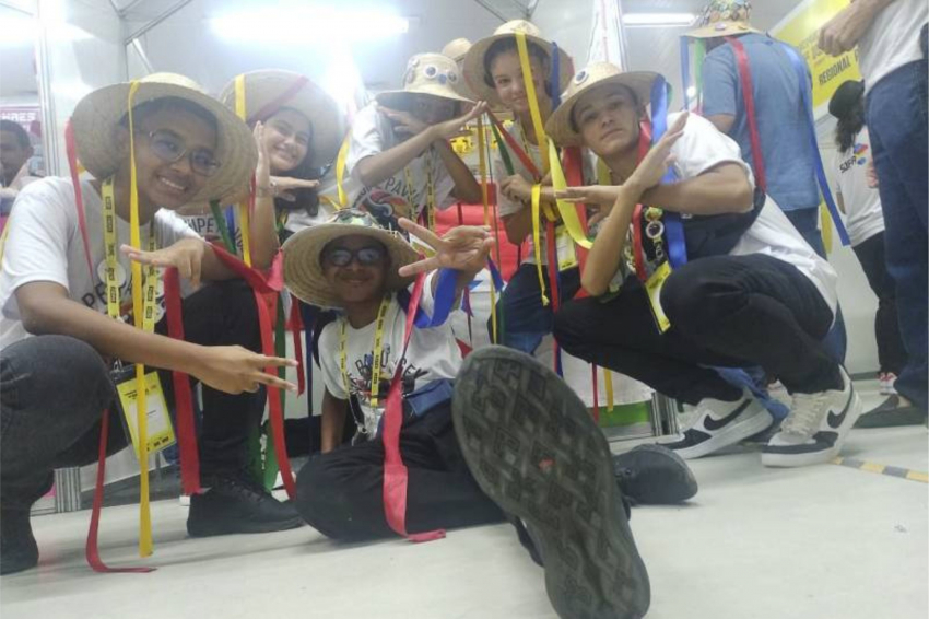 Foto: Alunos de escola pública conquistam vagas para torneio nacional de robótica