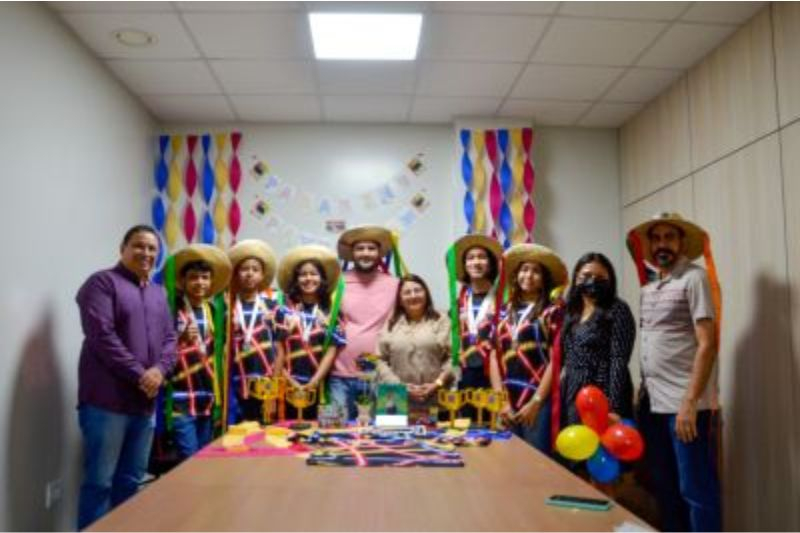 Foto: Alunos e professores recebem homenagem da Seduc após destaque no maior torneio de robótica do Brasil