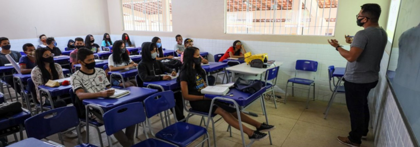 Foto: Alunos de Cachoeira do Piriá comemoram retorno a escola, entregue reconstruída no início da pandemia