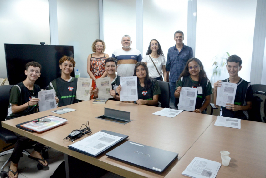 Foto: Alunos e professores da rede pública apresentam jornal impresso para divulgar as principais atividades da escola