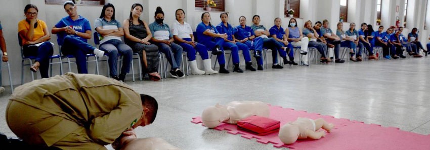 Foto: Colaboradores da Creche Orlando Bitar recebem treinamento sobre primeiros socorros