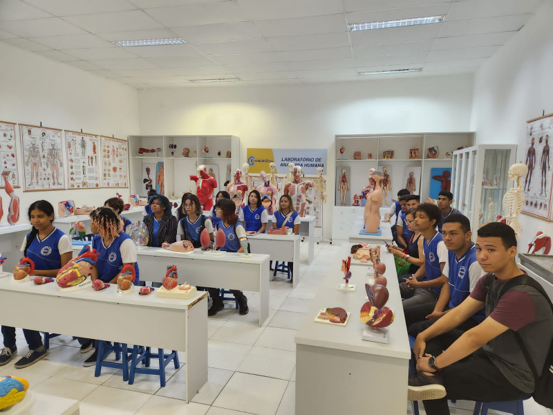 Foto: Estudantes da Escola Duque de Caxias visitam faculdade durante aula prática