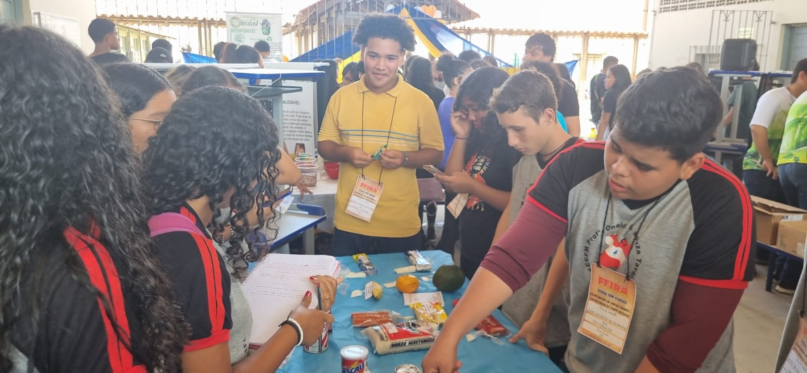 Estudantes participaram da feira nesta sexta-feira