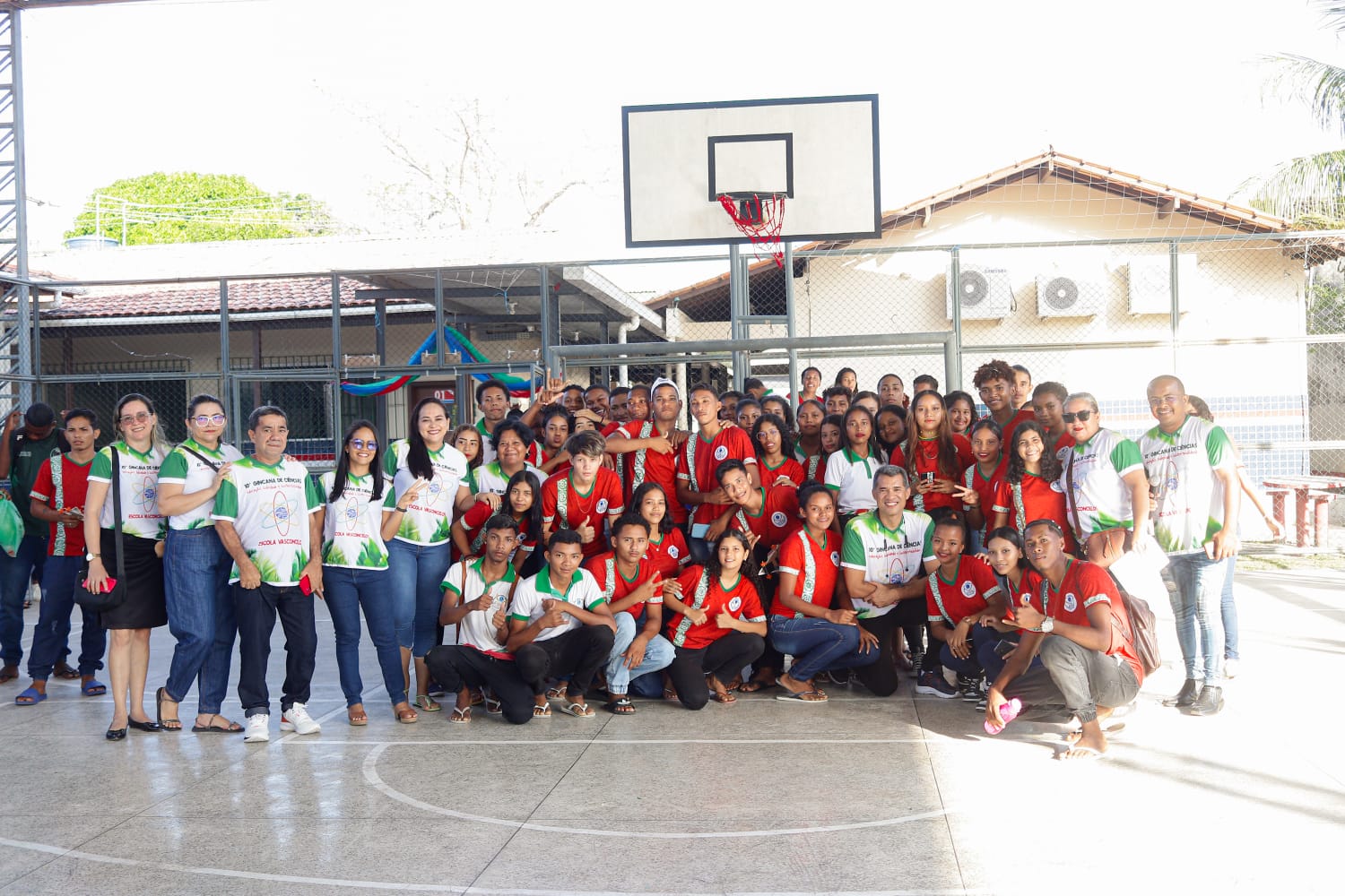 Estudantes participaram do evento na quadra da escola