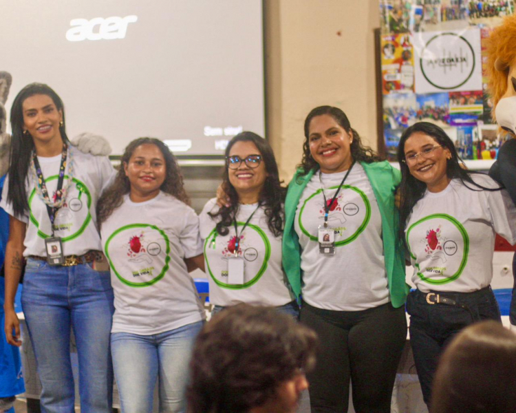 Foto: Podcast 'A Voz da EJA' de escola estadual é semifinalista do Prêmio LED 2024