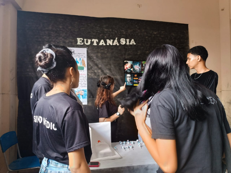 Foto: Estudantes participam de feira científica na Escola Estadual Doutor Justo Chermont