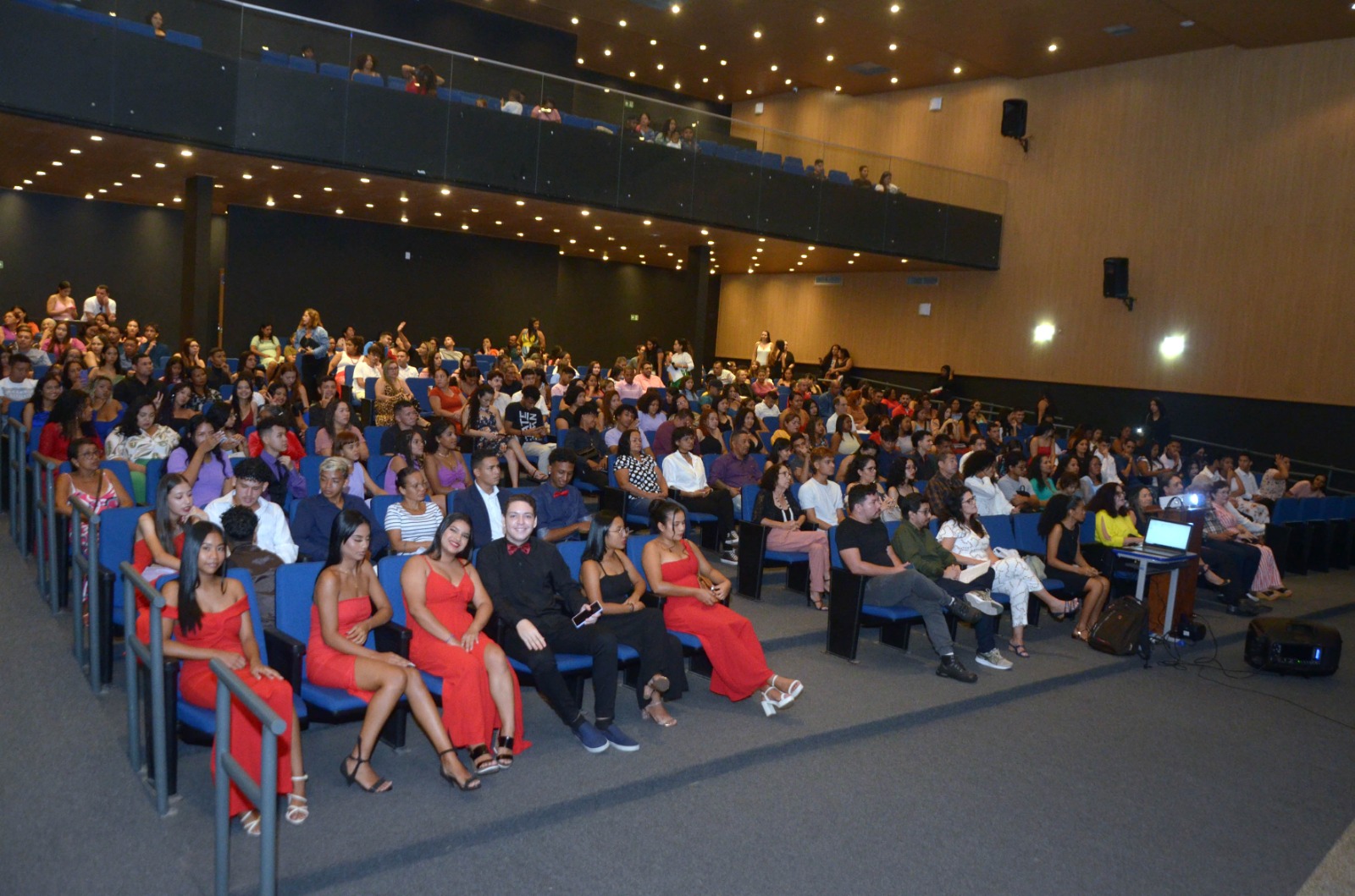 Estudantes da Escola Palmira Gabriel celebram formatura