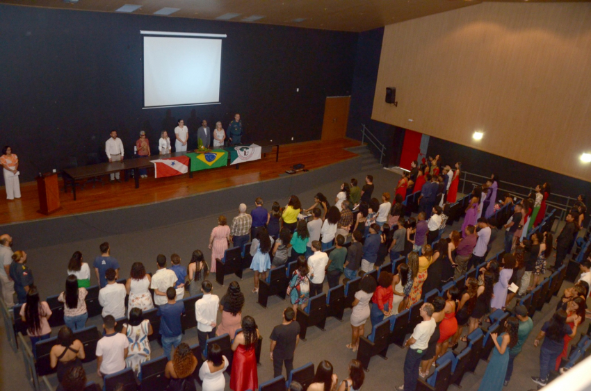 Foto: Estudantes da Escola Palmira Gabriel celebram formatura da segunda etapa da EJA Ensino Médio