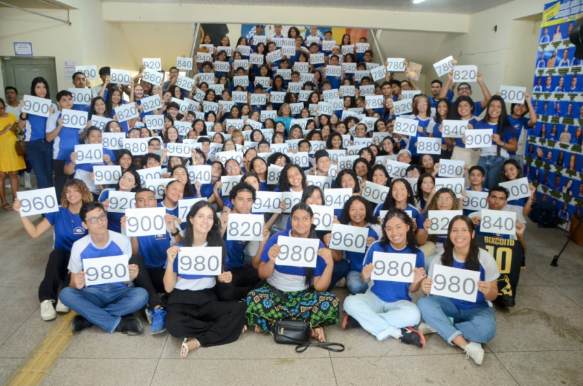 Foto: Estudantes da Escola Estadual Albanízia comemoram pontuações na redação do Enem 2023