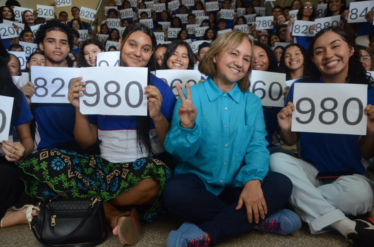 Professora Ione Franco e alunos - Foto: Rai Pontes / Ascom Seduc