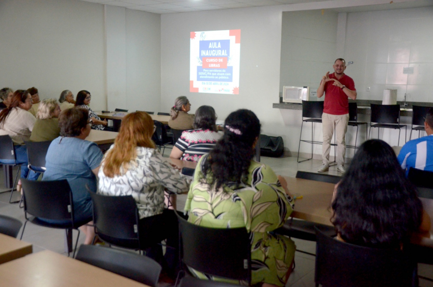 Foto: Seduc promove curso de Libras e qualifica servidores para atendimento escolar