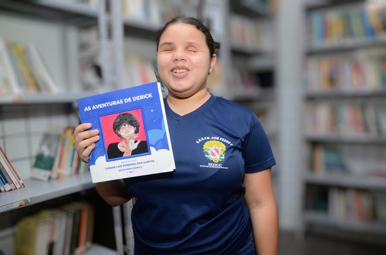 A autora e a obra, exposta na última edição da Feira Pan-Amazônica do Livro e das Multivozes - Foto: Rai Pontes / Ascom Seduc