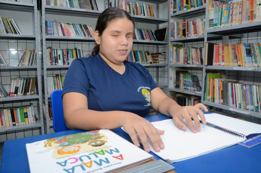 Foto: Estudante cega da rede pública mostra importância do Sistema Braille em sua produção literária