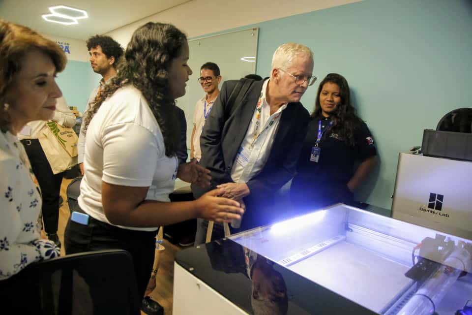 Christopher Castle, Diretor da divisão de educação para desenvolvimento sustentável e educação para a paz da UNESCO conhecendo os projetos realizados no CISEB - Foto: Eliseu Dias / Ncom Seduc Christopher Castle, Diretor da divisão de educação para desenvolvimento sustentável e educação para a paz da UNESCO conhecendo os projetos realizados no CISEB - Foto: Eliseu Dias / Ncom Seduc