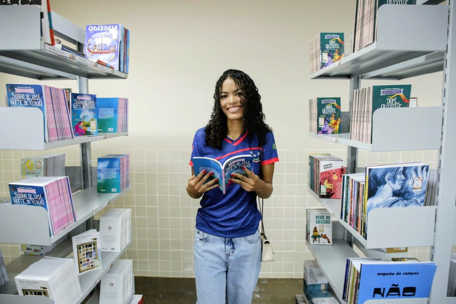 Anara Sofia Dantas Almeida, de 16 anos, celebrou a nova escola - Foto: Eliseu Dias / Ncom Seduc