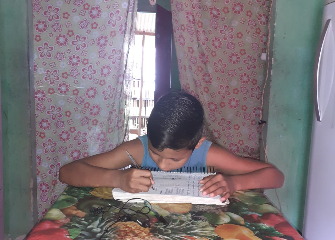Aluno da Escola Padre Jósimo Tavares concentrado nas atividades para casa