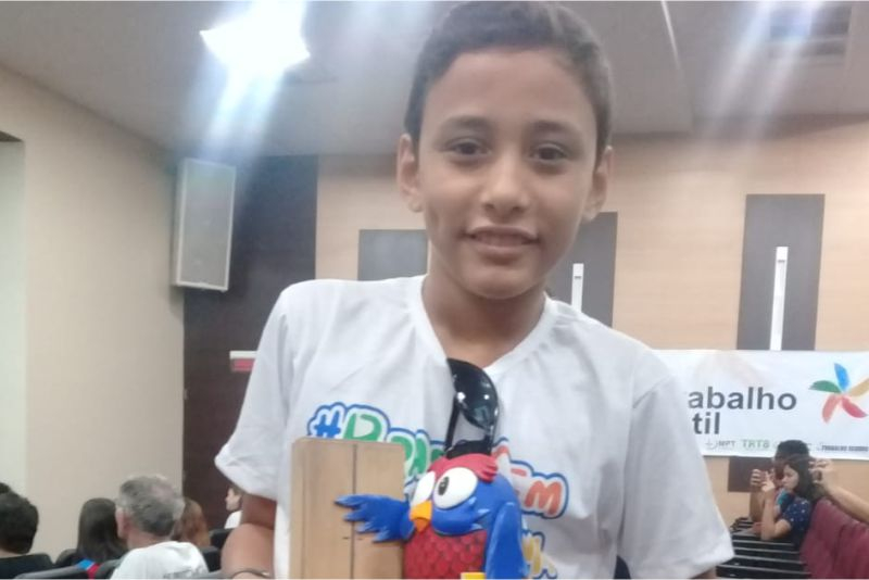 Foto: Aluno da Escola Albanízia de Oliveira é premiado pelo hábito da leitura