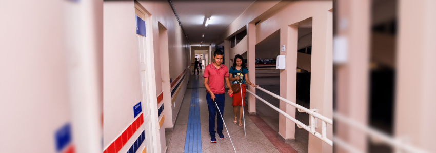 Foto: No Dia Nacional do Cego, alunos de escola estadual lançam livro de poemas em braille