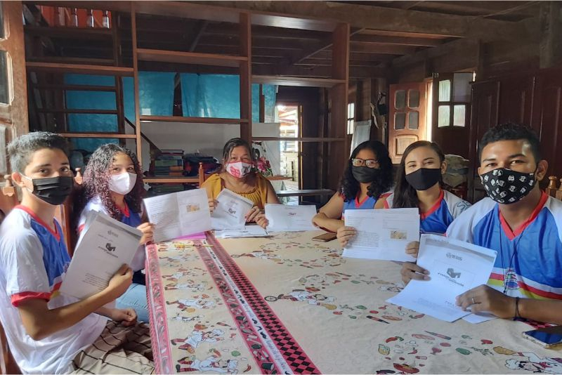 Foto: Atividades impressas mantém ritmo de estudo em municípios atendidos pelo SEI. 