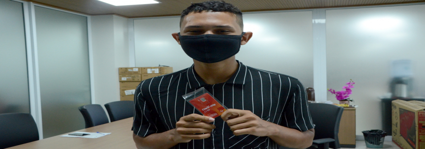 Foto: Aluno diplomado no Parlamento Jovem Brasileiro recebe chip de internet da Seduc