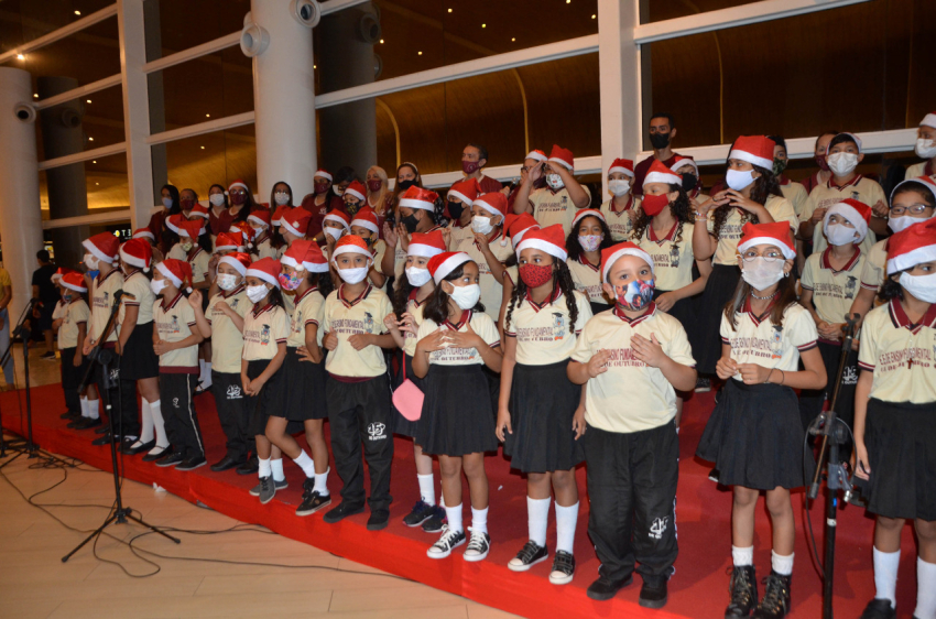 Foto: Alunos da rede pública estadual fazem apresentação natalina em shopping