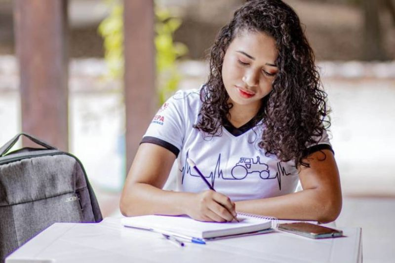 Foto: Aluna de Paragominas representa o Pará na comemoração do Programa Jovem Senador