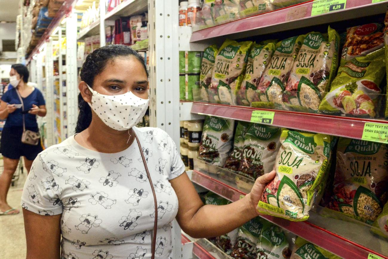 Mãe de três alunos nas escolas estaduais Mário Barbosa e Paulino de Brito, Sidalva Silva Gomes escolhe os alimentos para os filhos