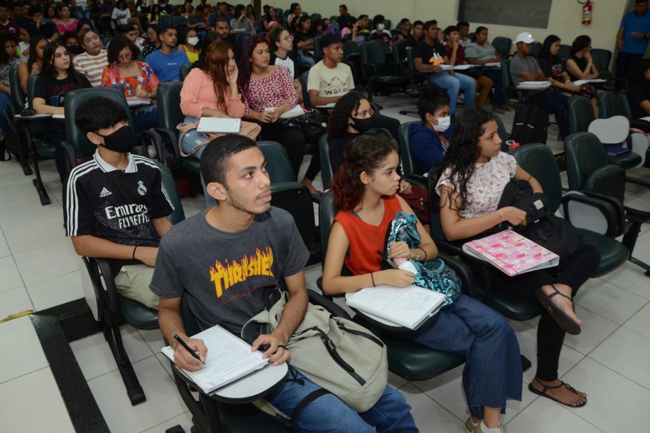 Olhos atentos nas últimas informações: aulão da Seduc reúne expectativas de centenas de estudantes (Foto: Rai Pontes / Ascom Seduc)