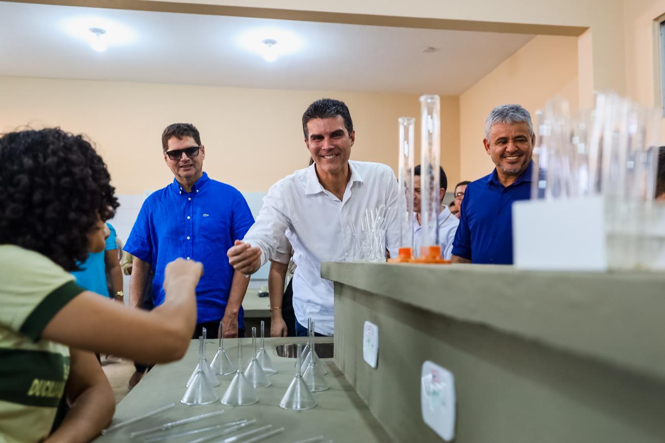 Estudante saúda governador, que retribui o gesto, na visita à nova escola em Altamira, a 115ª entregue pela atual gestão (Foto: Rodrigo Pinheiro / Ag.Pará)