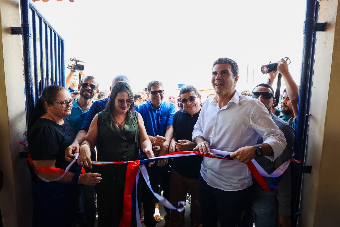 Governador descerra a fita inaugural, ao lado de autoridades públicas, na entrega da Escola Profª Ducilla, em Altamira (Foto: Rodrigo Pinheiro / Ag.Pará)