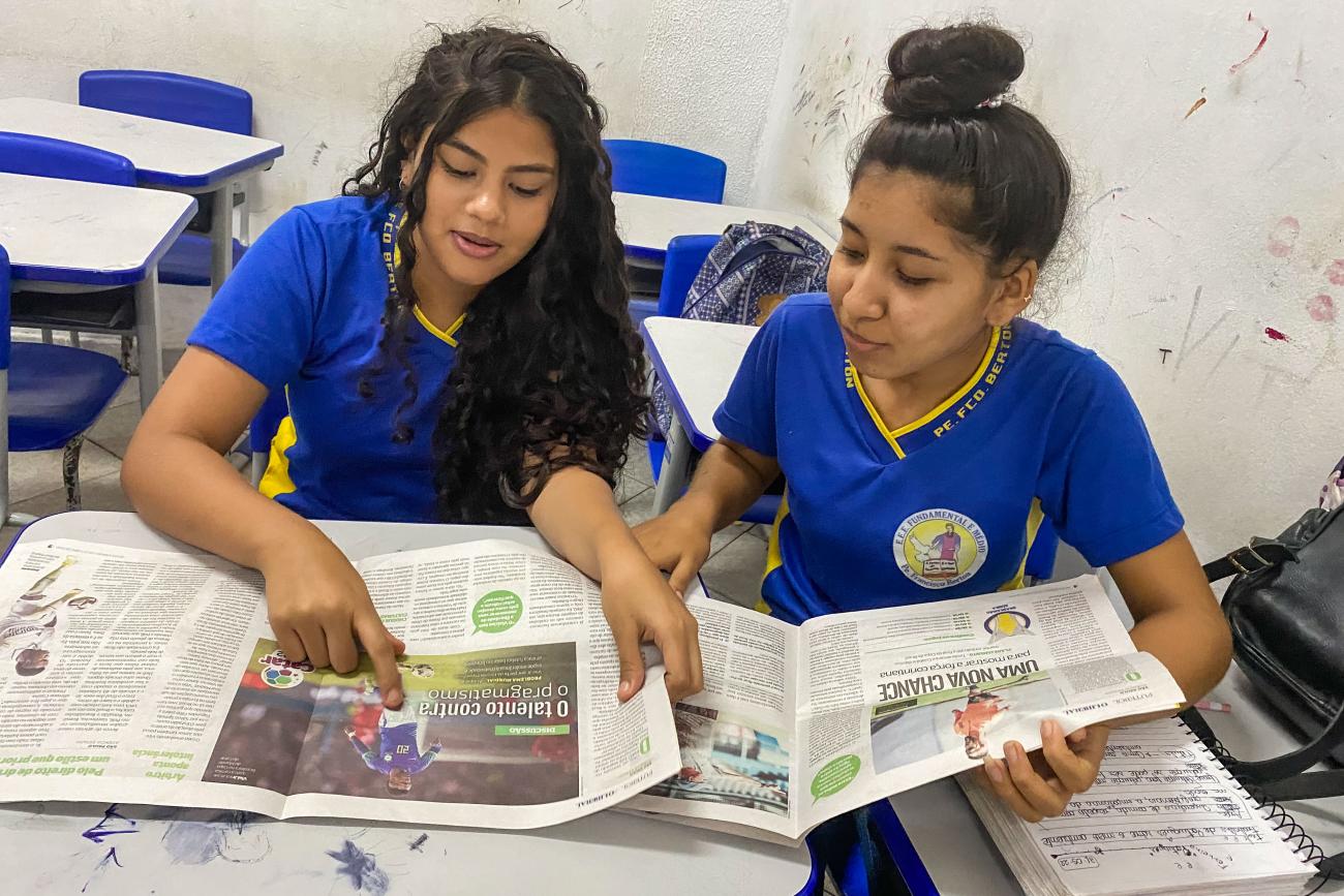 Alunas em atividade escolar do projeto que utilizou o jornal impresso como recurso pedagógico (Foto: Divulgação)