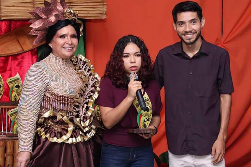 Foto: Aluna da rede estadual de ensino recebe prêmio internacional por sua obra literária