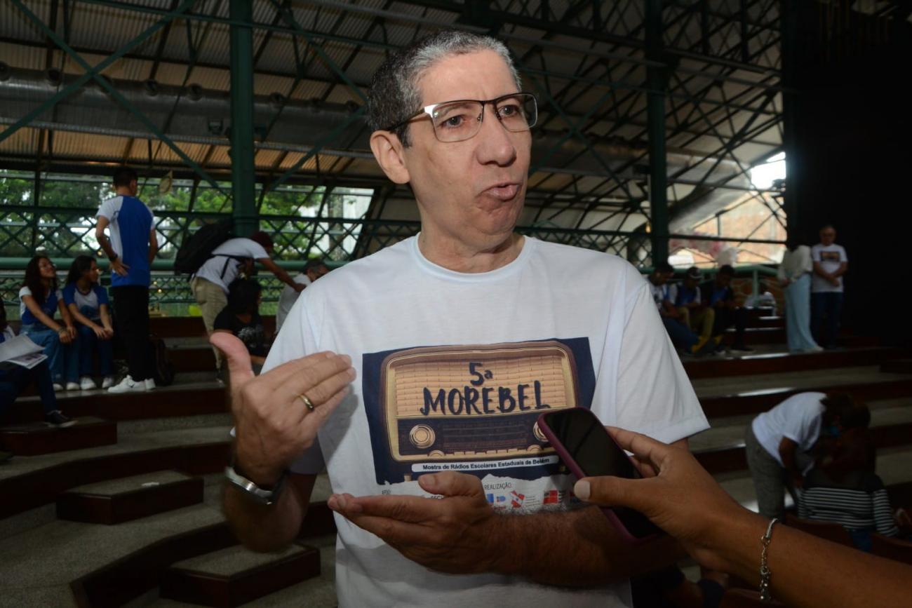 Um dos coordenadores do projeto, o professor Benedito Fialho. "Trabalhamos com ênfase na educomunicação". (Foto: Rai Pontes / Ascom Seduc)