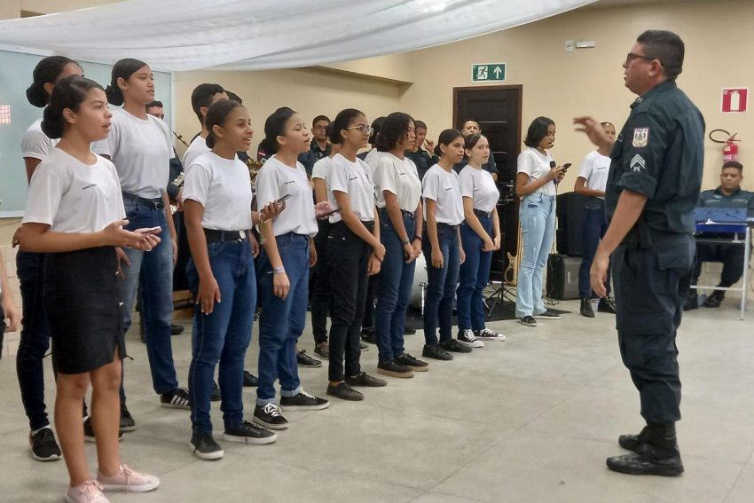 Foto: Emoção toma conta do público na 1ª Cantata de Natal da Escola Brigadeiro Fontenelle