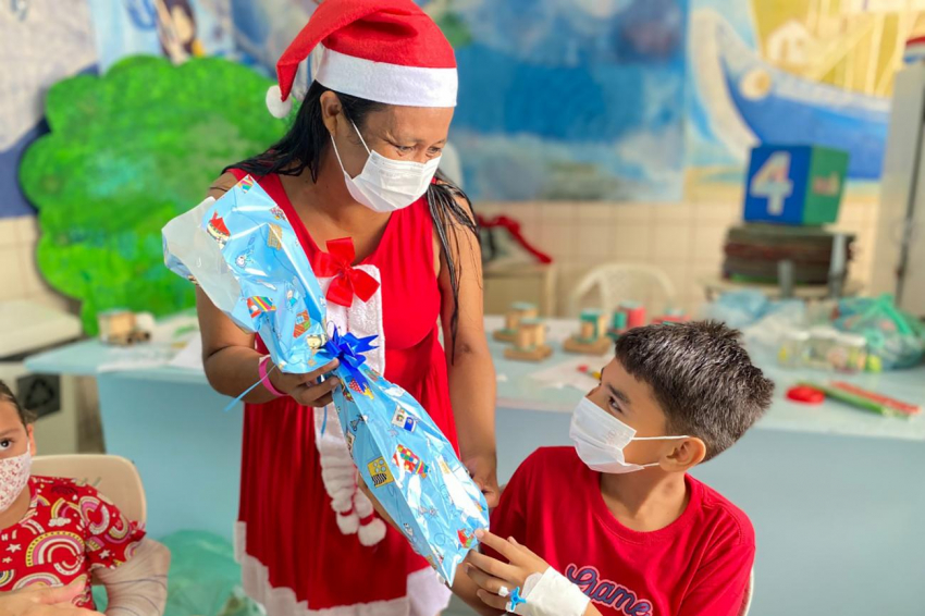 Foto: Visita de Mamãe Noel alegra crianças internadas no Hospital Metropolitano