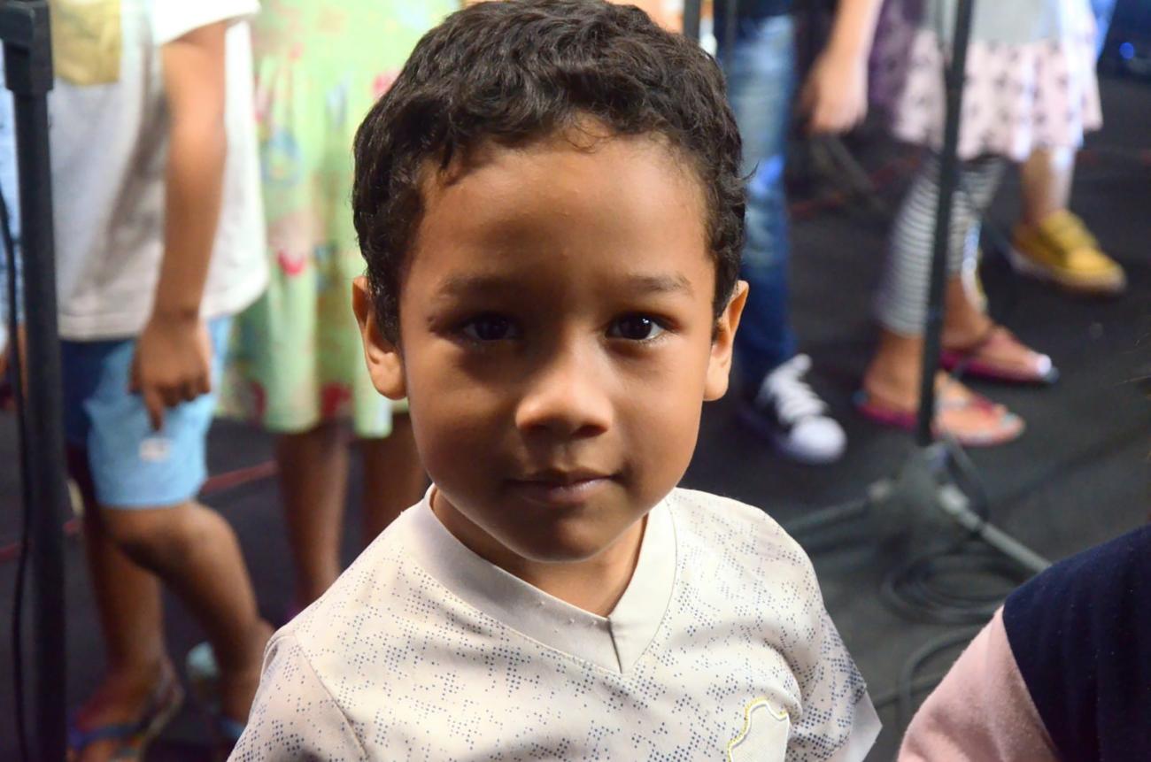 Elias Ferreira, de 4 anos, adora os momentos de ensaios do coral com os coleguinhas, ele vai cantar 'Natal Paraense' (Foto: Eliseu Dias / Ascom Seduc)