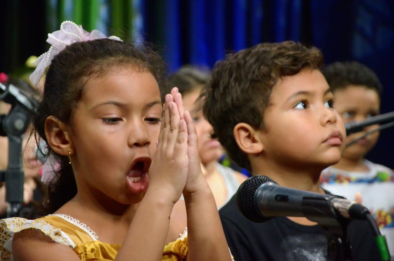 Os ensaios das crianças são um espetáculo à parte, nos preparativos para a Cantata de Natal da Secretaria de Educação (Foto: Eliseu Dias / Ascom Seduc)
