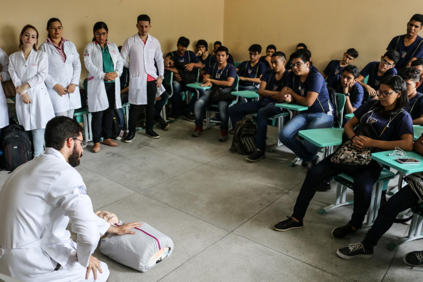 Foto: Seduc e Fundação Santa Casa formalizam acordo para ampliar ensino de primeiros socorros nas escolas