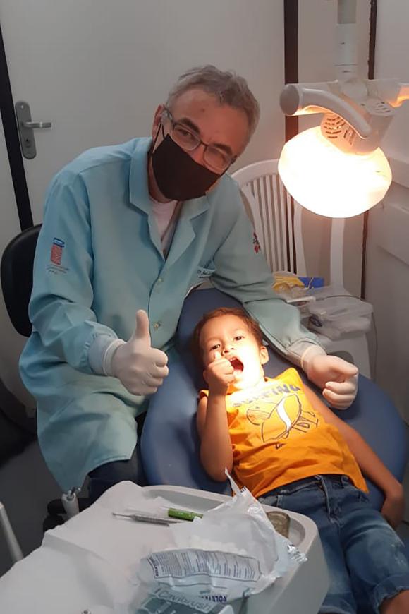 Odontólogo José Carlos Santos cuidando da saúde bucal dos bragantinos (Foto: Divulgação)