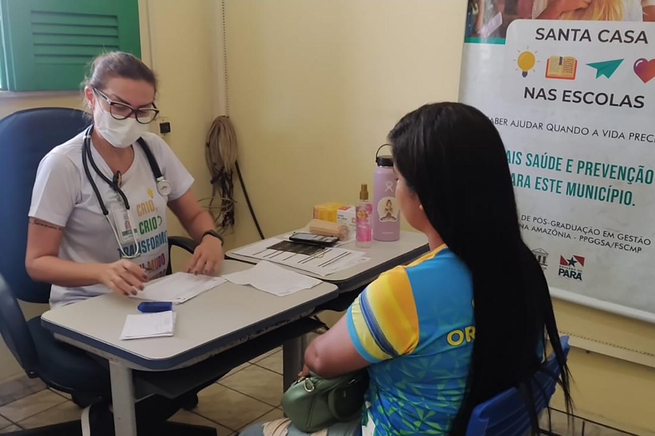 A médica Lena Alencar no atendimento a pessoas da comunidade escolar e do entorno (Foto; Divulgação)