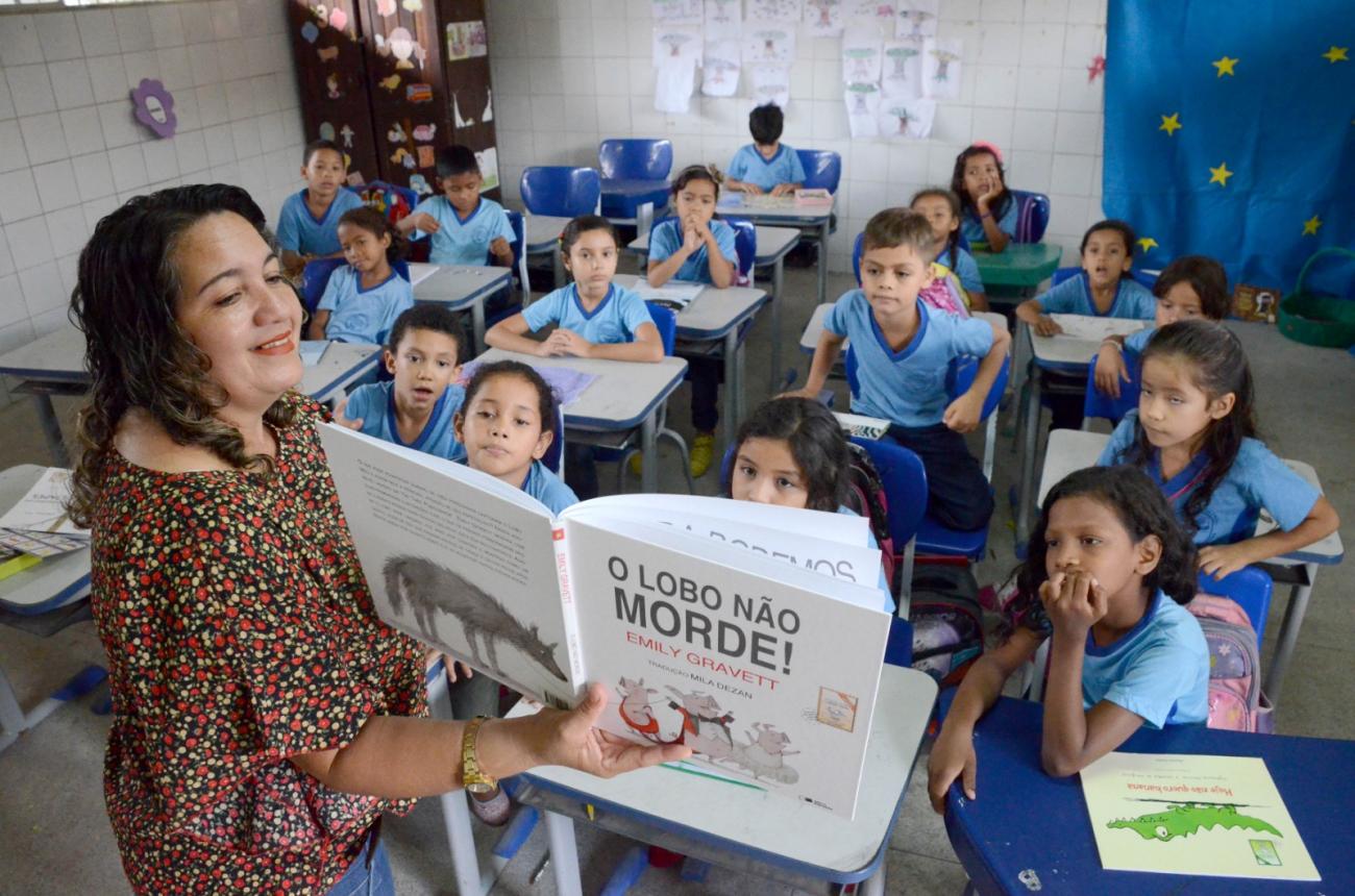 O hábito da leitura, incentivado nas salas de aula, é essencial para a redação (Foto: Daniel Guimarães / Ascom Seduc)