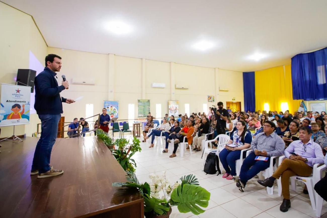 O secretário adjunto de Ensino, Patrick Tranjan, apresentou o programa aos participantes do evento em Santarém (Foto: Daniel Guimarães / Ascom Seduc)